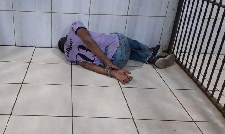 Homem com histórico criminal é contido por moradores depois de invadir residências, furtar objetos e agredir idosa em RO