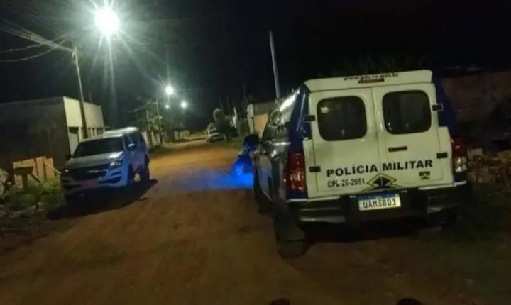 Homem é executado a tiros dentro de residência