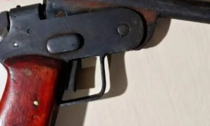 Homem é preso com arma artesanal e serpente morta em bicicleta na BR-429