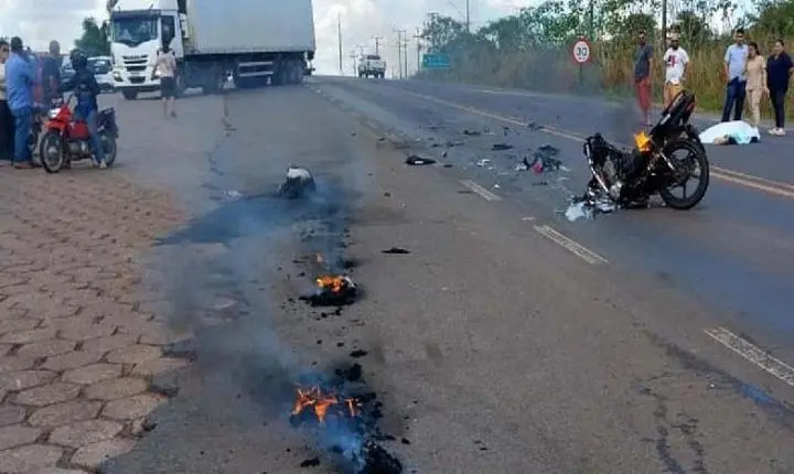 Homem morre depois de colisão entre moto e carreta na BR-364
