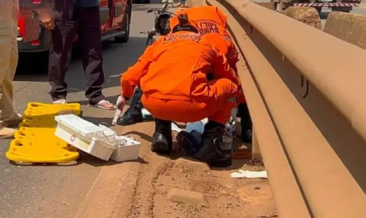Idoso fica ferido depois de colisão entre moto e carreta no viaduto do Trevo do Roque