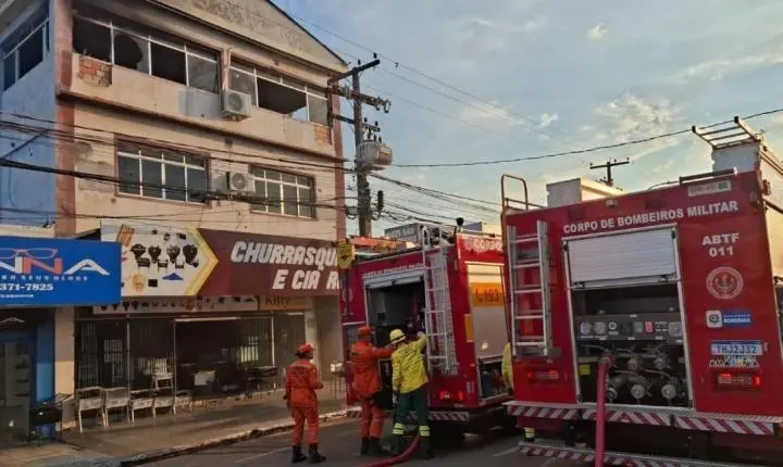 Incêndio atinge segundo andar de edifício comercial na Avenida 7 de Setembro em Porto Velho