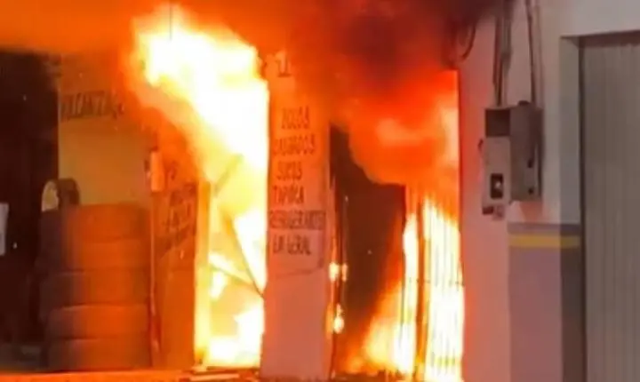 Incêndio de grandes proporções destrói estabelecimentos comerciais na Avenida José Amador dos Reis em Porto Velho