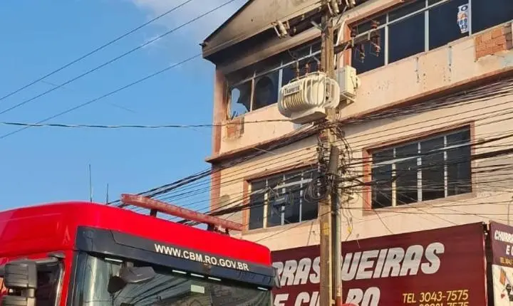 Incêndio em prédio comercial no centro de Porto Velho é atribuído a celular carregando sobre colchão