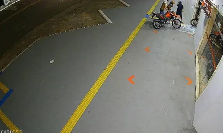 Jovem é preso pela Polícia Militar depois de invasão e furto de motocicletas em loja na região central de Porto Velho