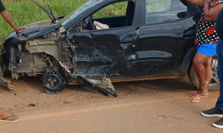Kwid capota após colisão com carreta na Estrada da Penal