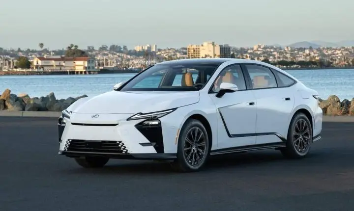 Lexus ES chega à oitava geração com sistema híbrido no Brasil