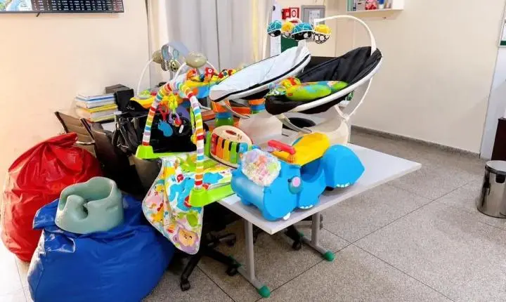 Madrinha do programa Apadrinhando uma História doa artigos para bebês acolhidos na Casa Criar