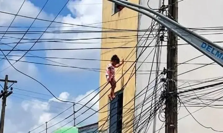 Menina de 4 anos cai do segundo andar, fica pendurada em fios e é salva por policial de folga – VEJA VÍDEO