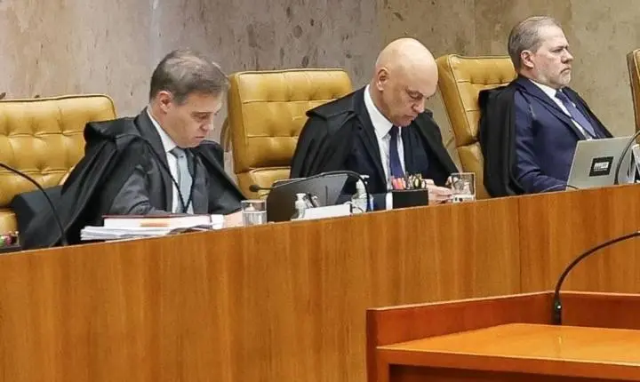 Ministros Alexandre de Moraes e André Mendonça protagonizam discussão tensa no decorrer de julgamento histórico no STF