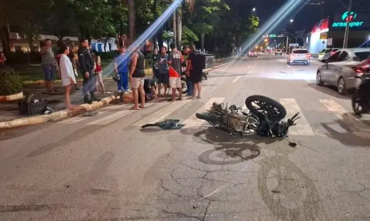 Motoboy fica gravemente ferido depois de colisão entre motocicleta e carro de aplicativo em cruzamento de Porto Velho