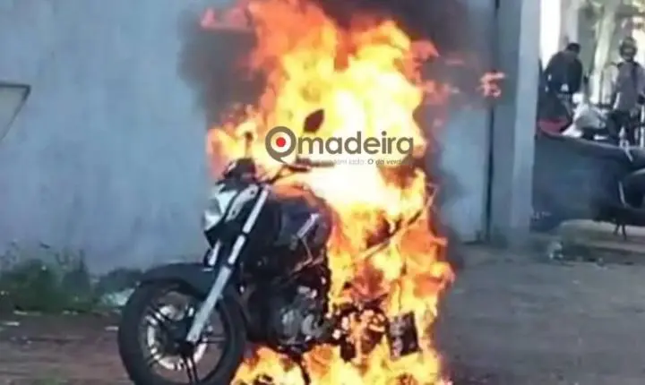 Motocicleta é totalmente destruída por incêndio depois de curto-circuito na Avenida Guaporé em Porto Velho