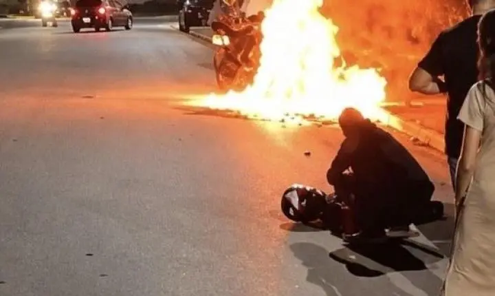 Motocicleta pega fogo após colisão com carro e três pessoas ficam feridas em Ji-Paraná