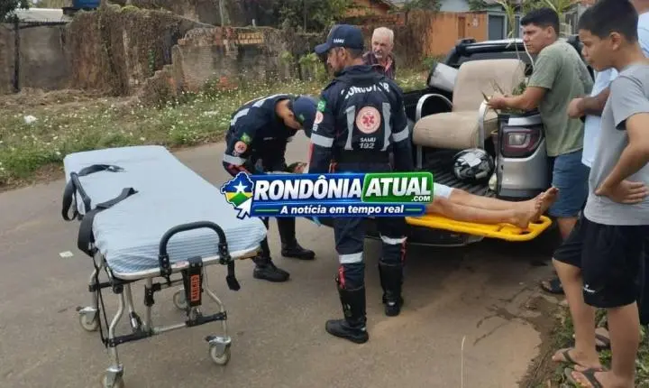 Motociclista é lançado para dentro de carroceria depois de veículo invadir preferencial em RO