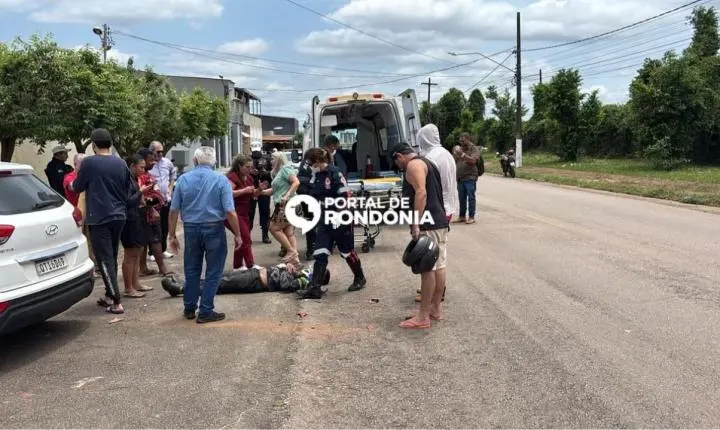 Motociclista fica ferido após acidente com carro na rua México