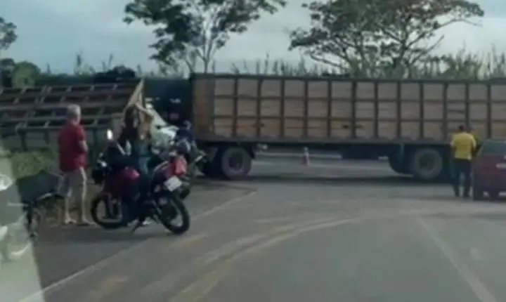 Motociclista morre esmagado por carreta de bovinos no Anel Viário de RO