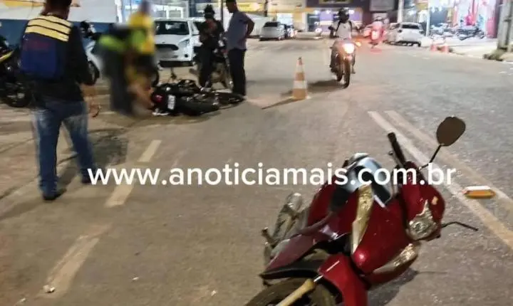 Motociclista tenta ultrapassagem, atinge lombada e colide com motoneta próximo ao Hospital Municipal