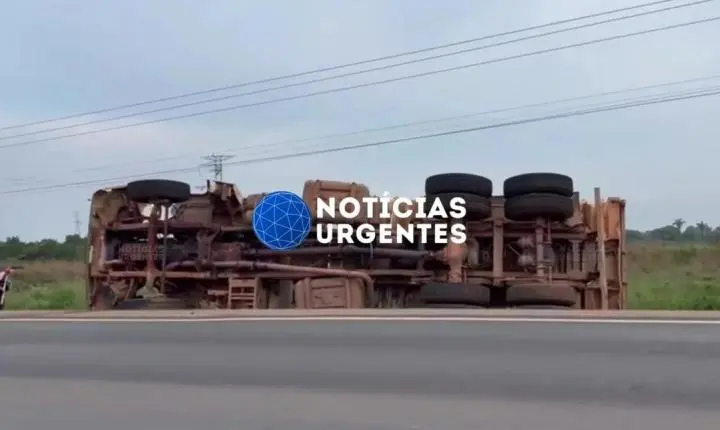 Motorista fica ferido após caminhão tombar na BR-364