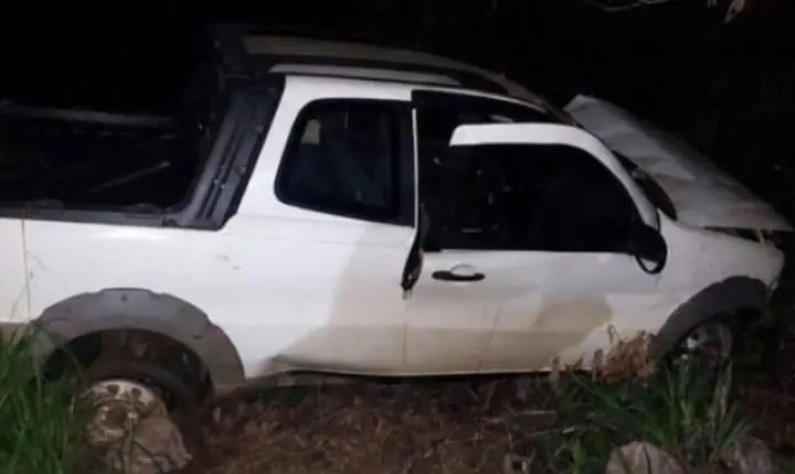 Motorista fica ferido após capotar veículo oficial da Prefeitura na BR-429