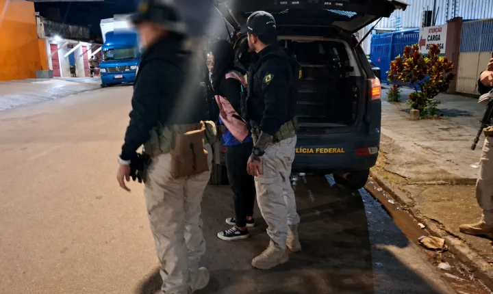 Mulher condenada por homicídio é presa pela PRF com droga e moto adulterada