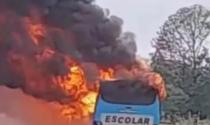 Ônibus escolar pega fogo em Candeias do Jamari