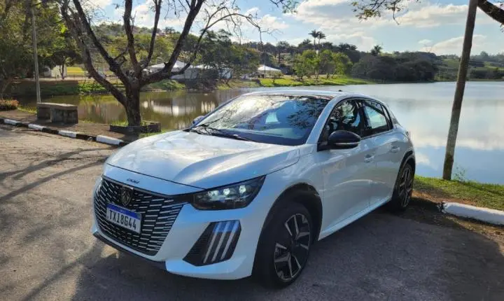 Peugeot 208 2026 tem conjunto de soluções voltadas ao uso cotidiano