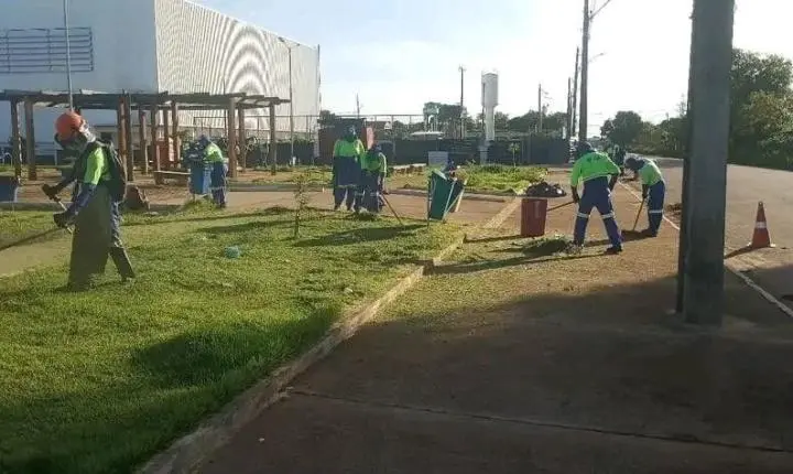 Prefeitura atende pedido do vereador Márcio Pacele e realiza limpeza na praça do bairro Flamboyant