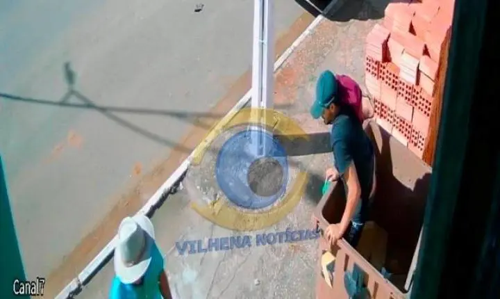 “Quarto improvisado”? Homem é encontrado dormindo dentro de lixeira e vídeo repercute nas redes sociais