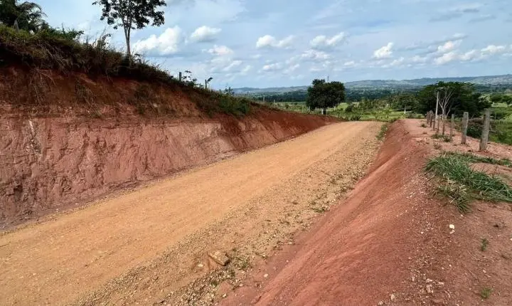 Rebaixamento de morros facilita o tráfego nas rodovias de Corumbiara com articulação do deputado Ezequiel Neiva
