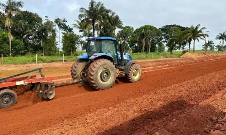 Serviços de terraplanagem são executados pelo governo de RO na RO-494, em Primavera de Rondônia