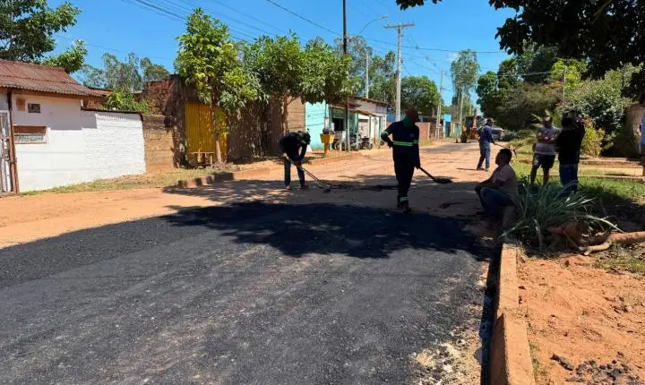 Solicitação de Márcio Pacele resulta em operação tapa-buracos no bairro Rosalina de Carvalho