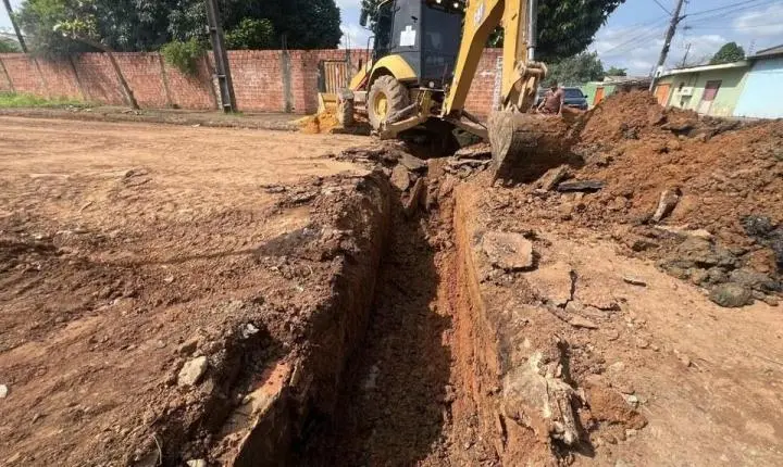 Três serviços de drenagem avançam simultaneamente no bairro Cidade do Lobo