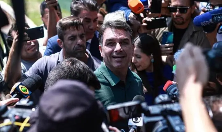 Veja como Flávio Bolsonaro votou sobre o fim da escala 6×1