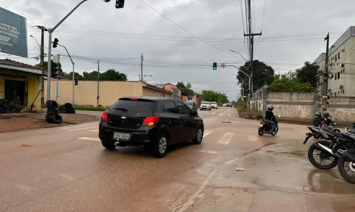 Vereador Edimilson Dourado solicita instalação de placa de Direita Livre para melhorar trânsito na zona Sul