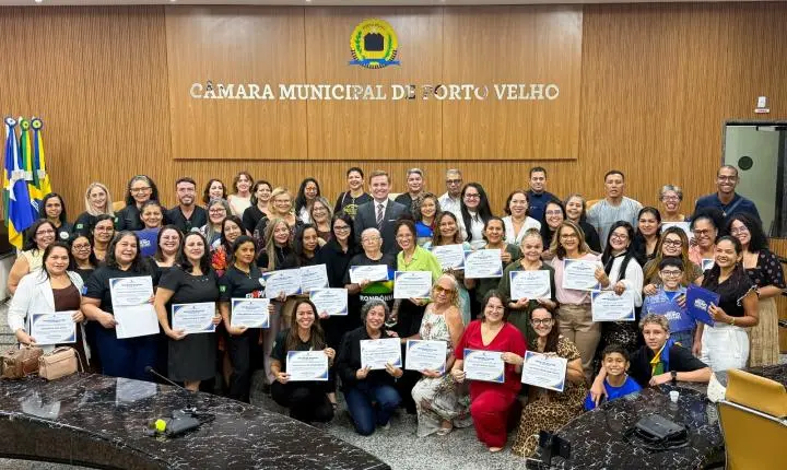 Vereador Pastor Bruno Luciano presta homenagem a servidores da Educação Municipal com entrega de moção de aplauso